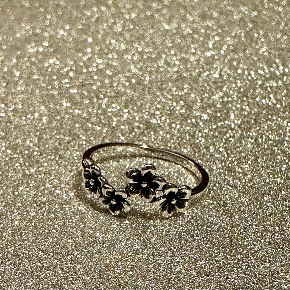 Flower Petal Metal Ring Size 8-silver tone NWT
